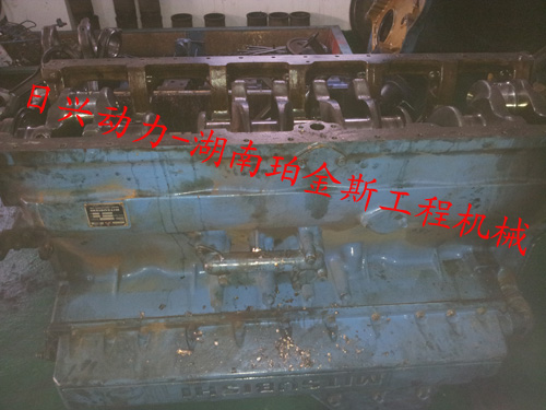 測量三菱S6R柴油發(fā)動(dòng)機缸套凸肩部分的突出量