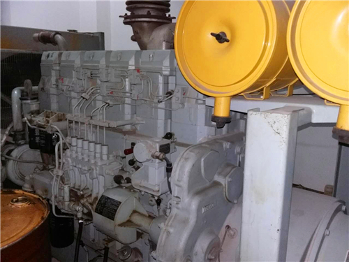 三菱R16柴油發(fā)動(dòng)機進(jìn)氣 管和空氣過(guò)濾器